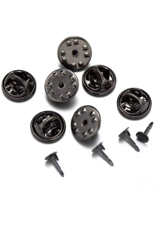 Eine Sammlung von dunklen Metallschmetterlings-Anstecknadeln und Kunststoff-Anstecknadeln.