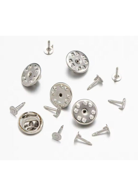 Silberfarbene Metallkupplung und Stiftverschlüsse für Abzeichen.