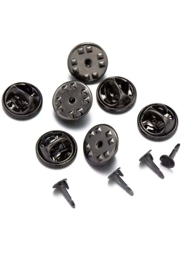 Eine sammlung dunkler metal verschluss schwarz schmetterlingsklammern und plastikklemmen als rückseite