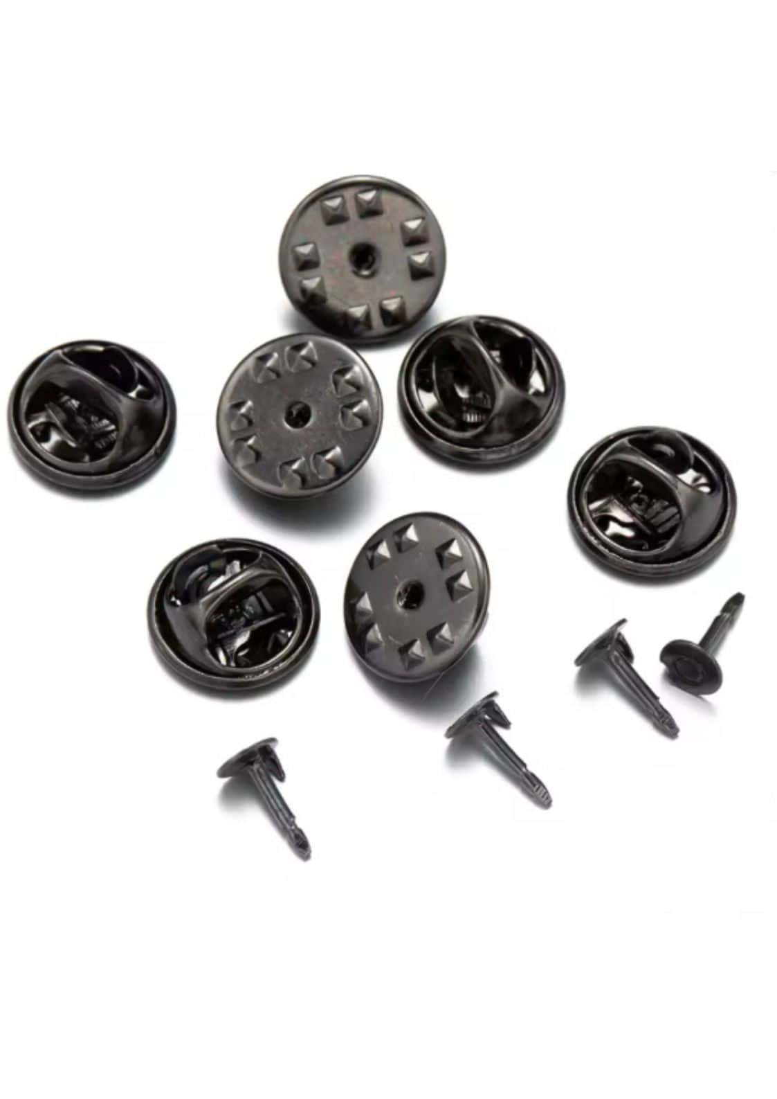 Eine Sammlung von dunklen Metallschmetterlings-Anstecknadeln und Kunststoff-Anstecknadeln.