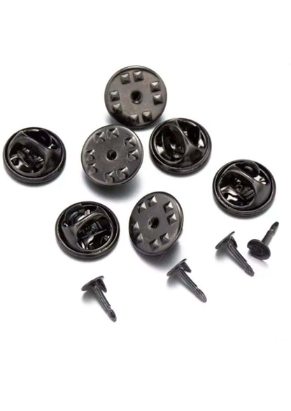 Eine Sammlung von dunklen Metallschmetterlings-Anstecknadeln und Kunststoff-Anstecknadeln.