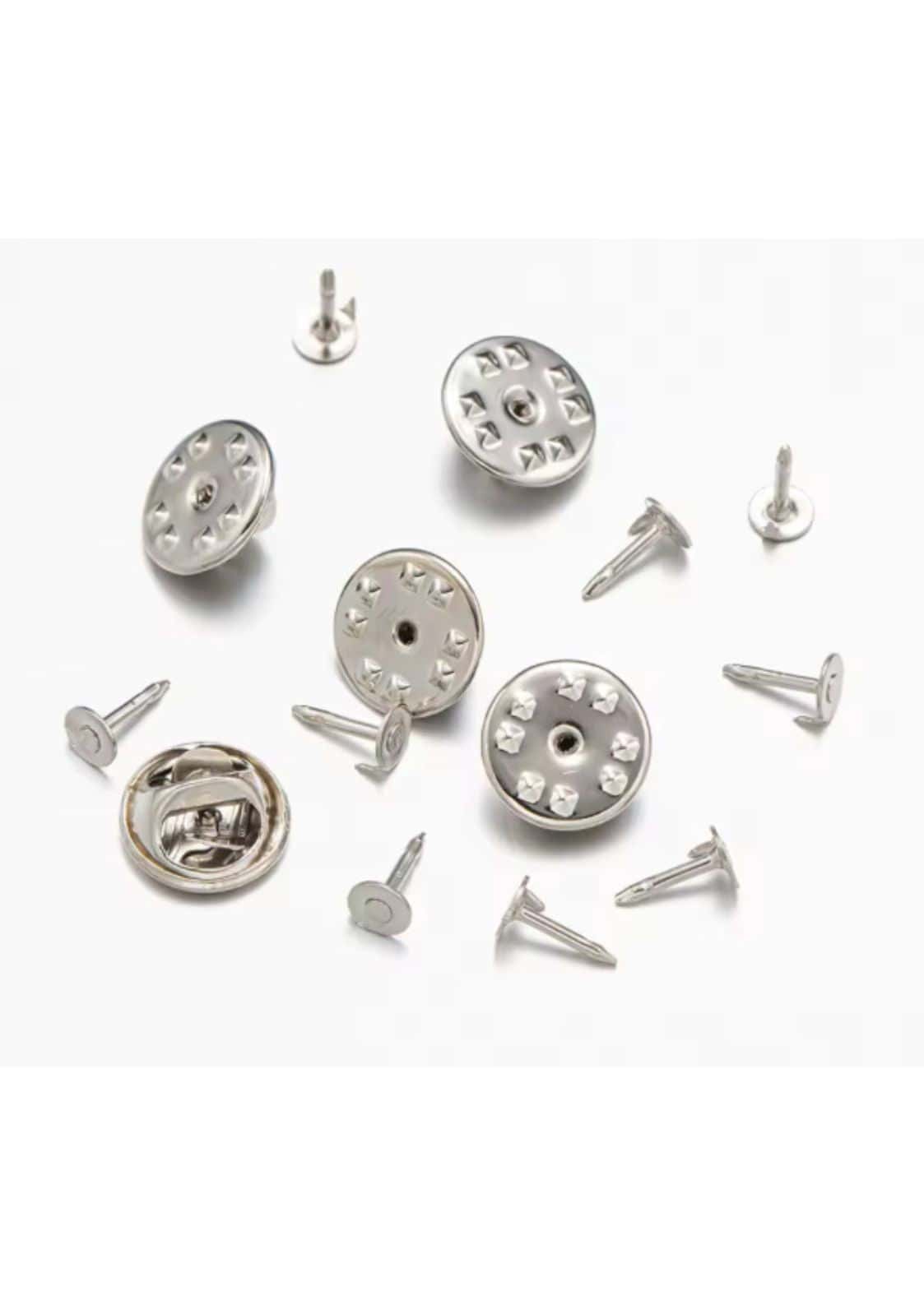 Silberfarbene Metallkupplung und Stiftverschlüsse für Abzeichen.