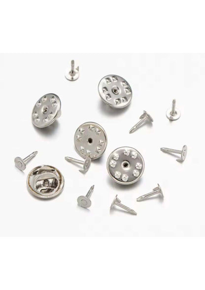 Silberfarbene Metallkupplung und Stiftverschlüsse für Abzeichen.