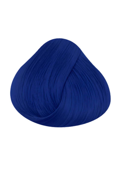 Ein lebendiges tiefes nachtblau haartönungsprobe mit glatter, glänzender pflegeformel für natürliches haar