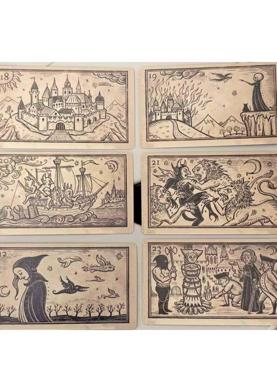 Sechs tarotkarten aus mildred paynes oracle of black enchantment mit gothischen, schwarzen tinte gravuren auf beigem papier