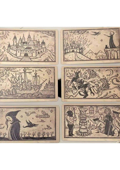 Sechs tarotkarten aus mildred paynes oracle of black enchantment mit gothischen, schwarzen tinte gravuren auf beigem papier