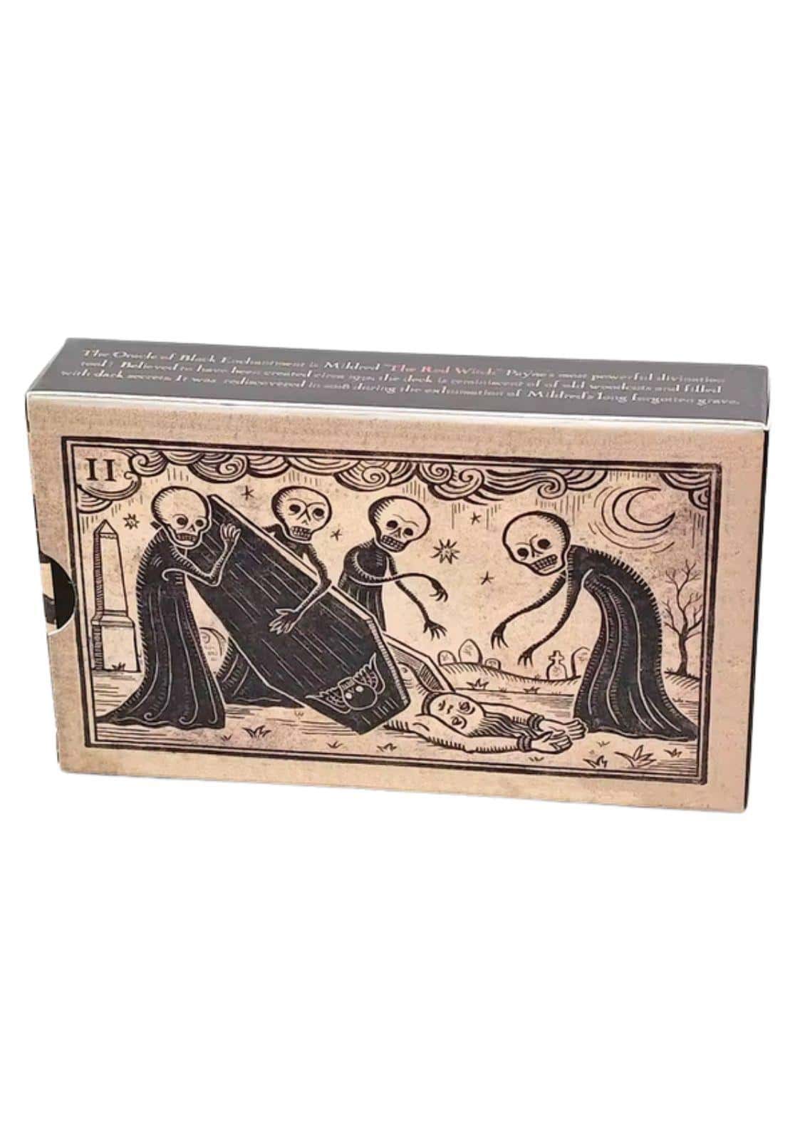 Beige kartonbox mit schwarzer tintenillustration von skeletten beim begraben und text am oberen rand für gothic tarotkarten