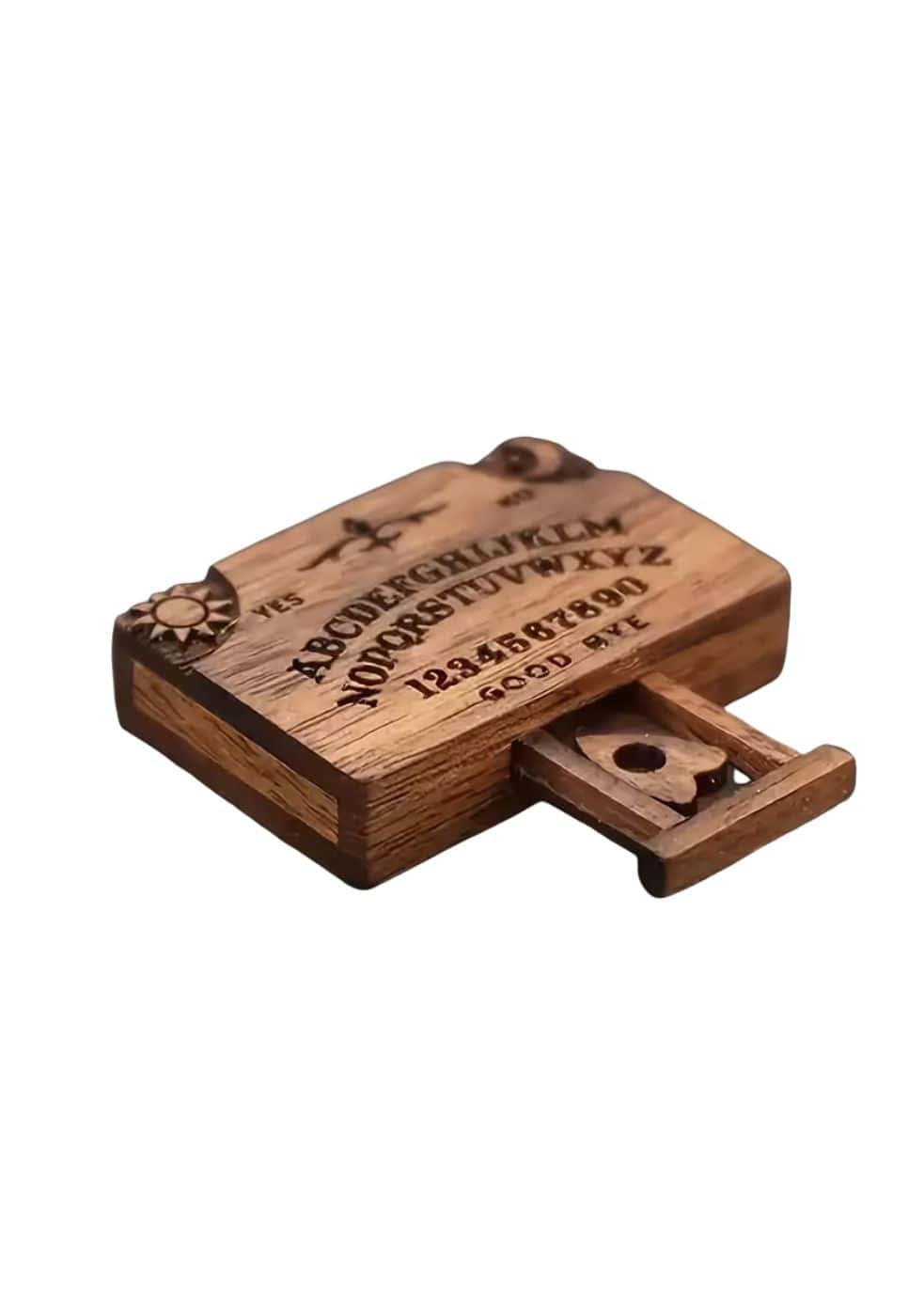 Holz-Wiija-Brett mit eingravierten Buchstaben, Zahlen und Symbolen auf einer rechteckigen Oberfläche.