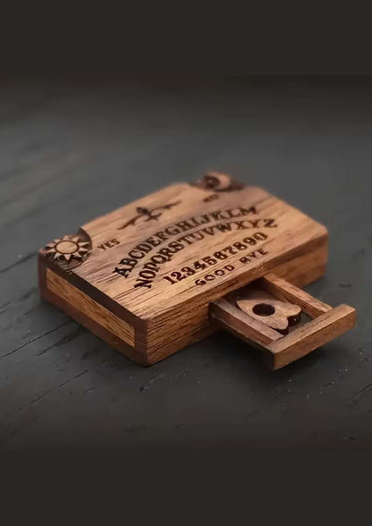 Ein rustikales hölzernes Ouija-Brett mit eingravierten Buchstaben, Zahlen und Symbolen auf seiner Oberfläche.
