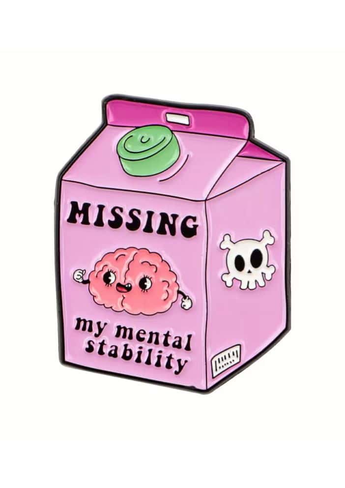 Rosa enamel pin in milchkartonform mit grünem deckel und cartoon gehirn schädel design für gothic kleidung