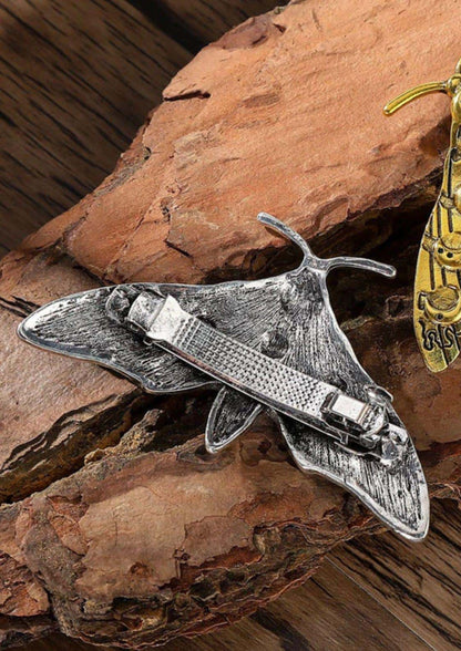 Silberne moon moth haarklammer mit detaillierter flügelstruktur und texturiertem verschluss für besondere anlässe