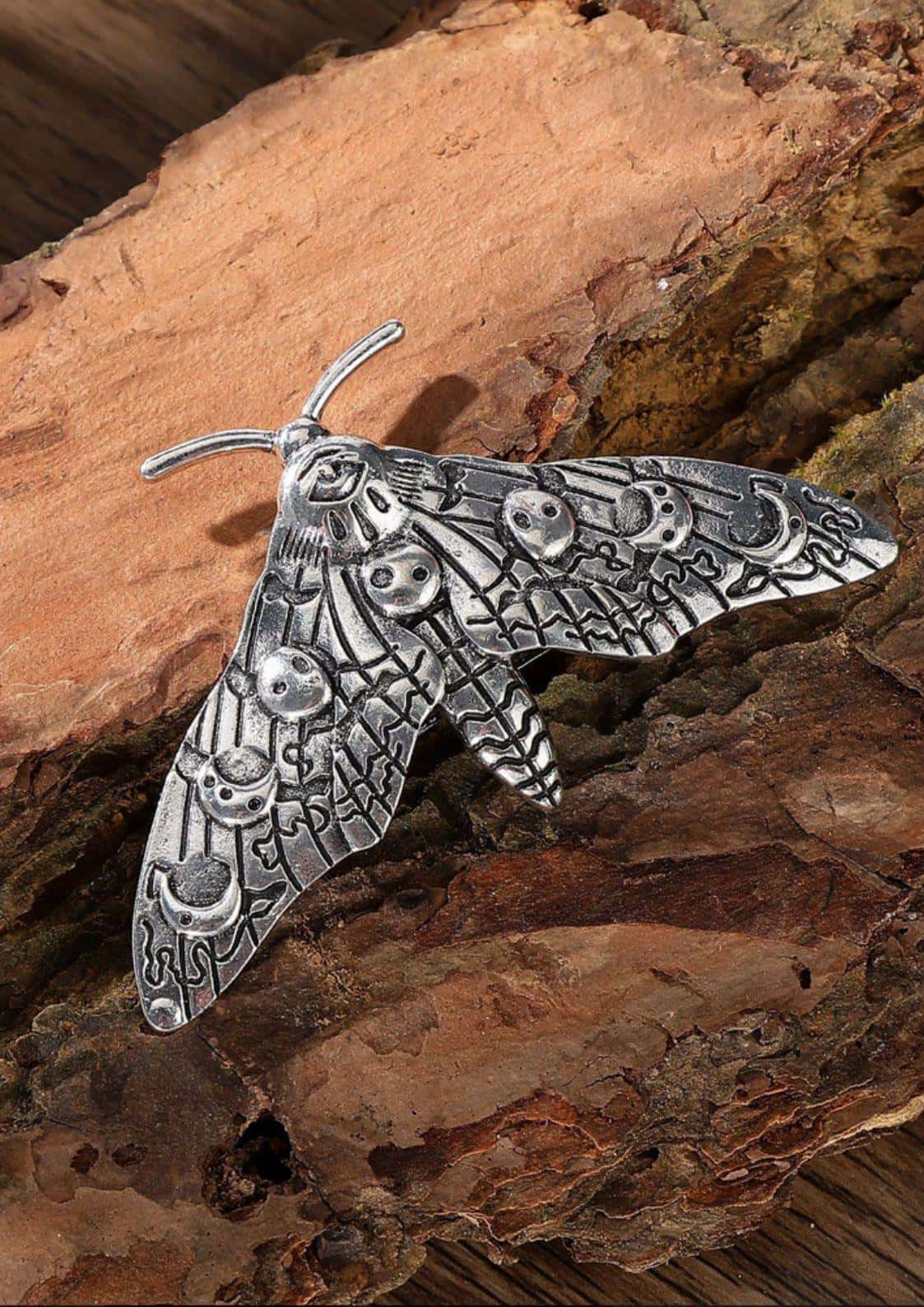 Silberne gothic haarklammer moon moth mit fledermaus mond motive und filigranen schädel- und halbmonddesigns für besondere anlässe