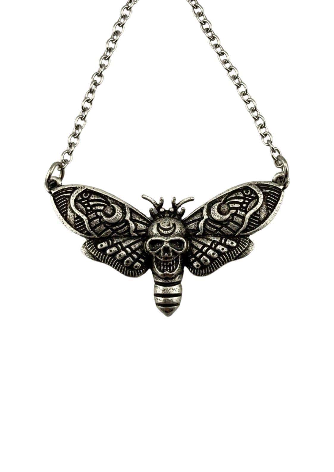 Silberne skull moth halskette mit filigranen flügelmustern und kettenband ideal für gothic und dark fashion