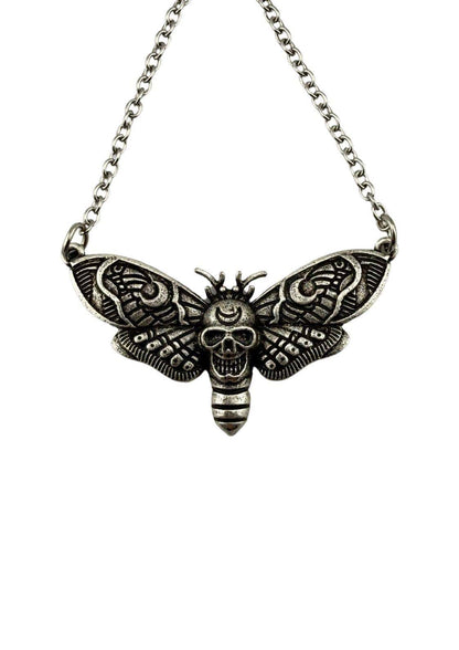 Silberne skull moth halskette mit filigranen flügelmustern und kettenband ideal für gothic und dark fashion