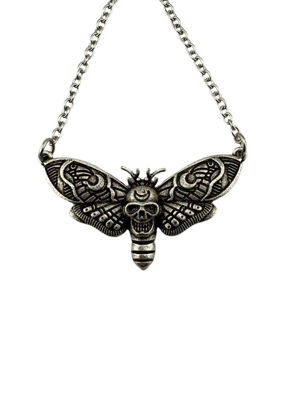 Silberne moon skull moth halskette mit schädeldesign und detaillierten flügelmustern für gothic und dark fashion