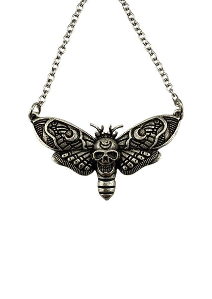 Silberne moon skull moth halskette mit schädeldesign und detaillierten flügelmustern für gothic und dark fashion