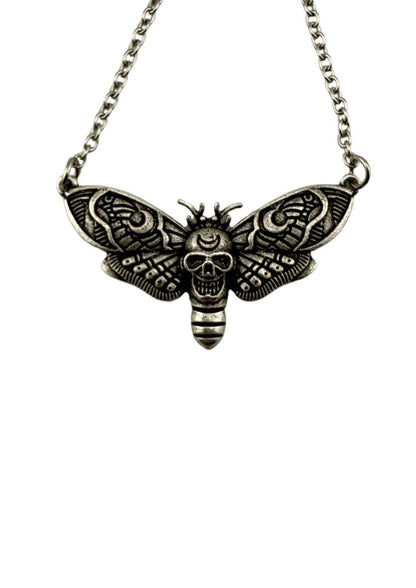 Silberne moth halskette mit schädel design und filigranen flügelmustern für gothic und dark fashion fans