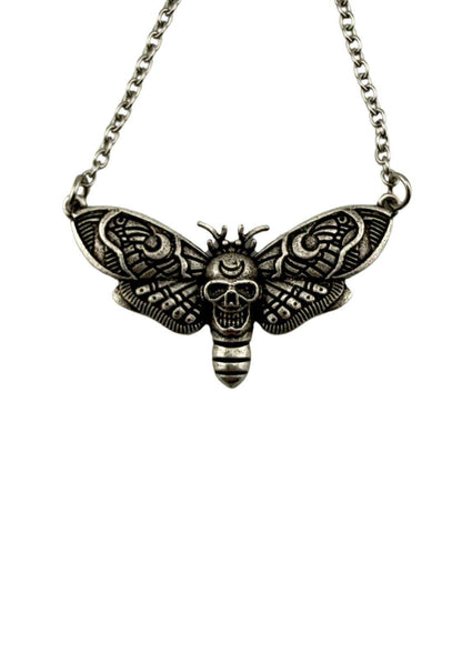 Silberne moth halskette moon skull moth mit schädel design und filigranen flügelmustern für gothic kleidung und horror fans