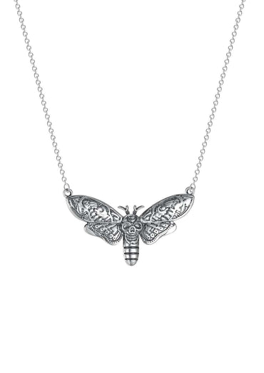 Silberne moth light halskette mit gravierten flügeln und horror-gothic schädeldesign am körper