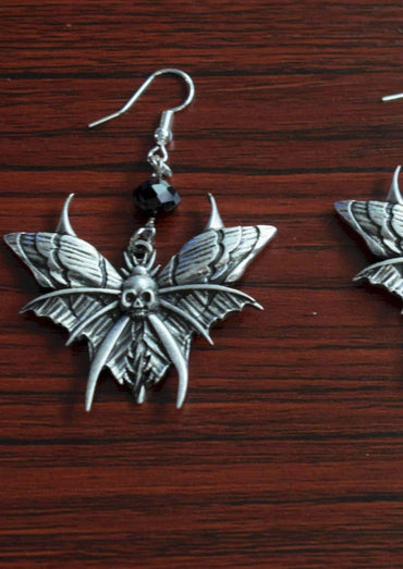 Silberne schmetterlingsförmige ohrringe mit schädelmotiv und schwarzem perlenakzent für gothic und dark fashion