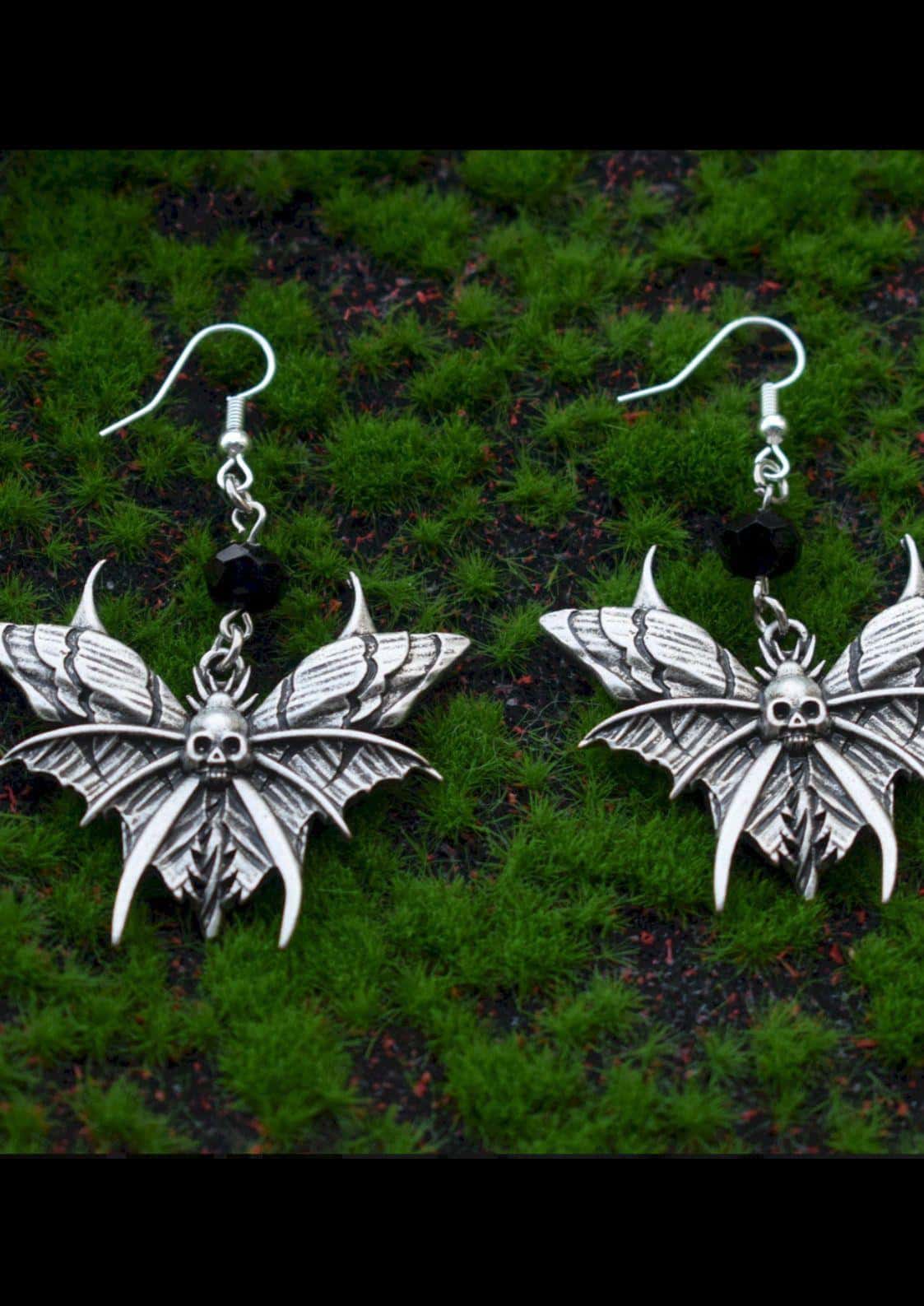 Silberne mauseohrringe mit schädelzentren und schwarzen perlen mit detailreichen flügeln für gothic kleidung