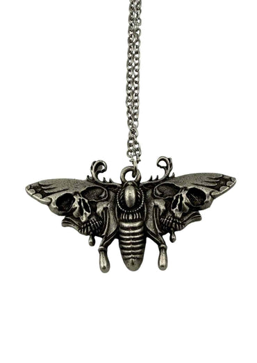 Silberne halskette mit motte mit schädeln anhänger aus metall für einen auffälligen vintage-look