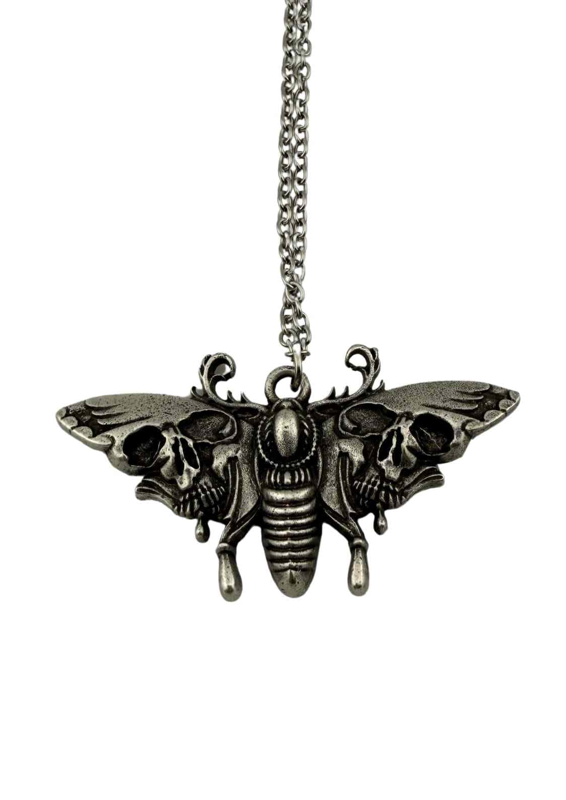 Silberne halskette mit motte mit schädeln anhänger aus metall für einen auffälligen vintage-look