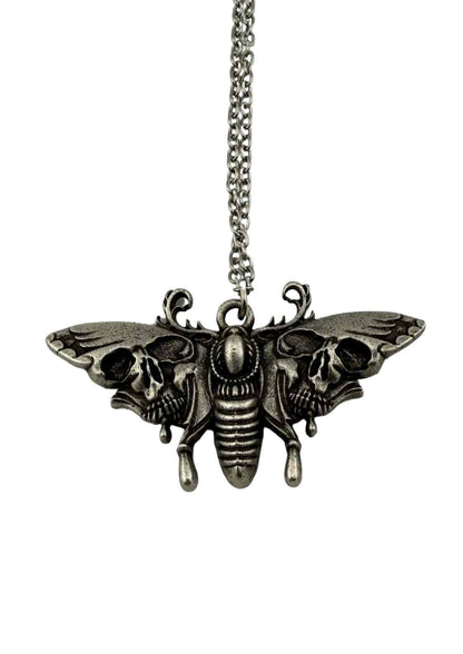 Silberne halskette mit motte mit schädeln anhänger aus metall für einen auffälligen vintage-look