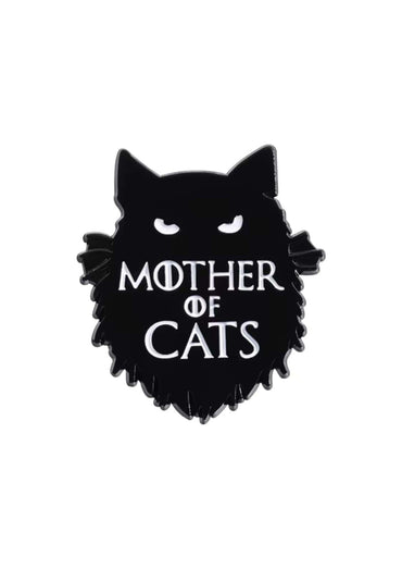 Schwarzer enamel pin in form einer fluffigen katze mit weißen augen und dem text mother of cats in weißer schrift, elegante gothic pin