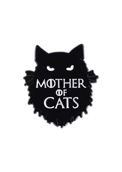 Schwarzer Emaille-Anstecker in Form einer flauschigen Katze mit weißen Augen und dem Text ‚Mutter der Katzen‘ in weißer Schrift.