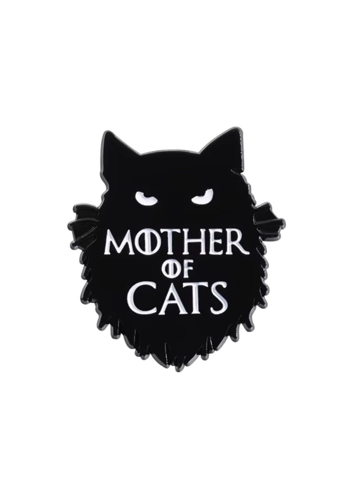 Schwarzer Emaille-Anstecker in Form einer flauschigen Katze mit weißen Augen und dem Text ‚Mutter der Katzen‘ in weißer Schrift.