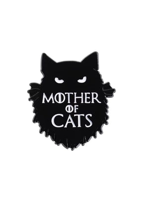 Schwarzer Emaille-Anstecker in Form einer flauschigen Katze mit weißen Augen und dem Text ‚Mutter der Katzen‘ in weißer Schrift.