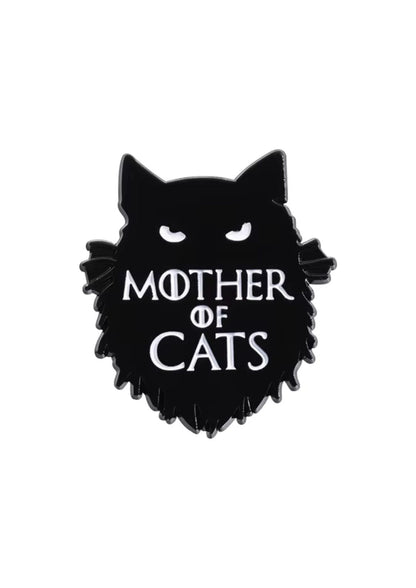 Schwarzer Emaille-Anstecker in Form einer flauschigen Katze mit weißen Augen und dem Text ‚Mutter der Katzen‘ in weißer Schrift.