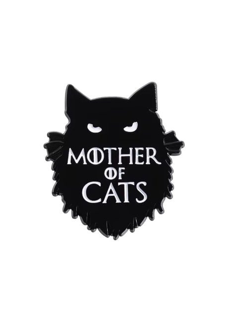 Schwarzer Emaille-Anstecker in Form einer flauschigen Katze mit weißen Augen und dem Text ‚Mutter der Katzen‘ in weißer Schrift.