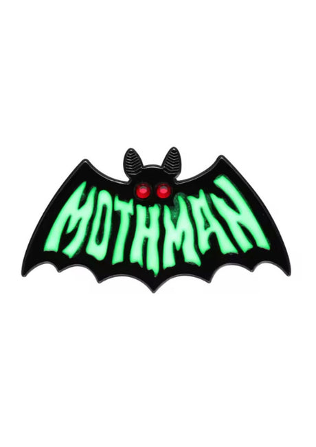 Schwarze Emaille-Anstecknadel in Form einer Fledermaus mit leuchtend grünem Text ’MOTHMAN’ und roten Augen.