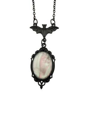 Gotisches Fledermaus-Cameo-Halskette mit schwarzem Metallrahmen und rosig-weißem Stein.