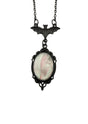 Gotisches Fledermaus-Cameo-Halskette mit schwarzem Metallrahmen und rosig-weißem Stein.