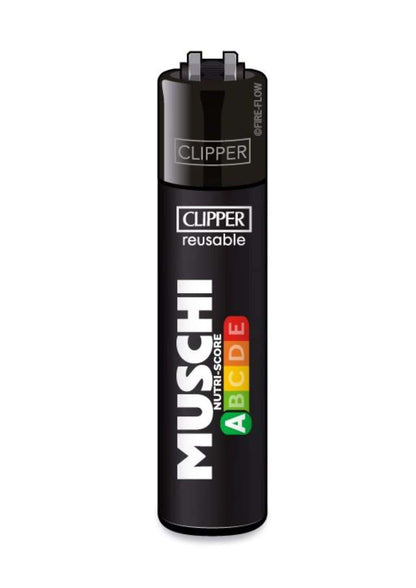 Schwarzes refillbares clipper feuerzeug mit weißem muschi branding und buntem nutri-score a label