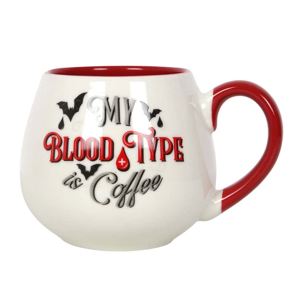 Weiße keramik kaffeetasse mit rotem griff und innenseite mit dem spruch my blood type is coffee und fledermausmotiven