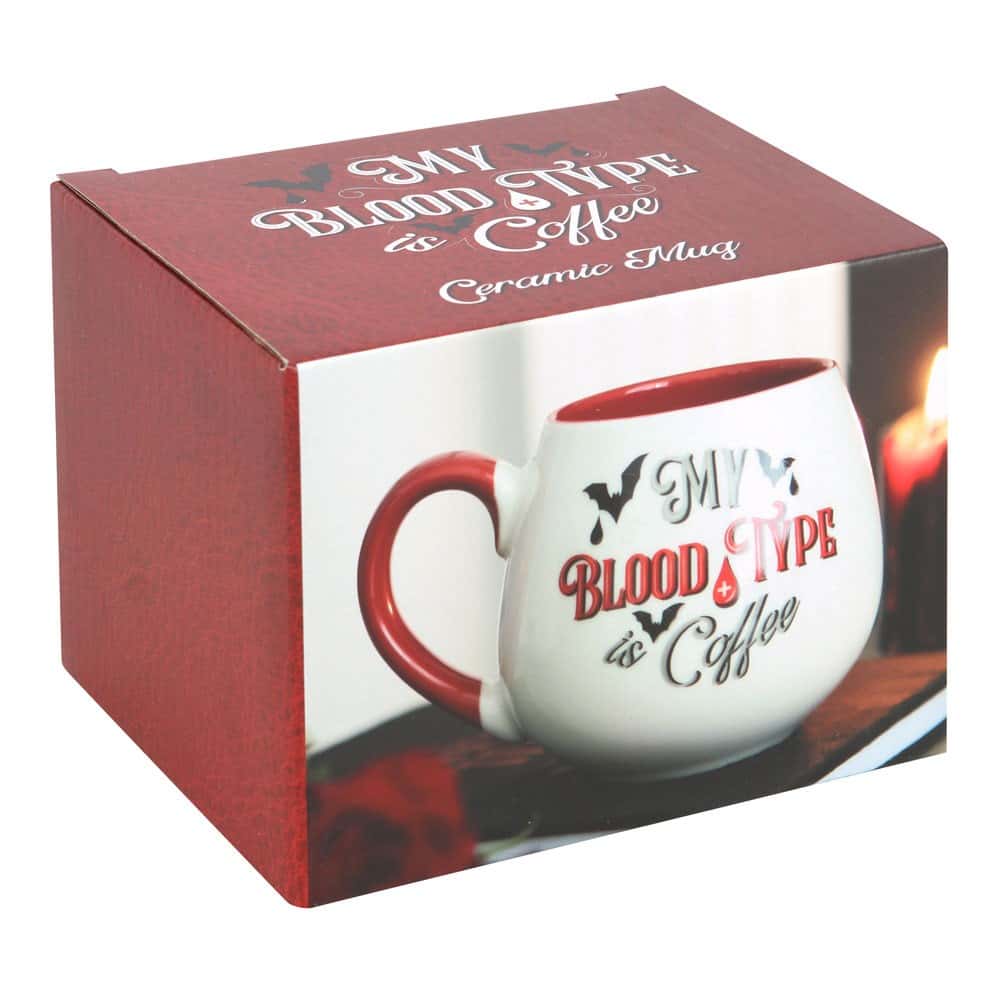 Weiße keramik kaffeetasse mit rotem griff und innen mit text my blood type is coffee und kleinen fledermäusen
