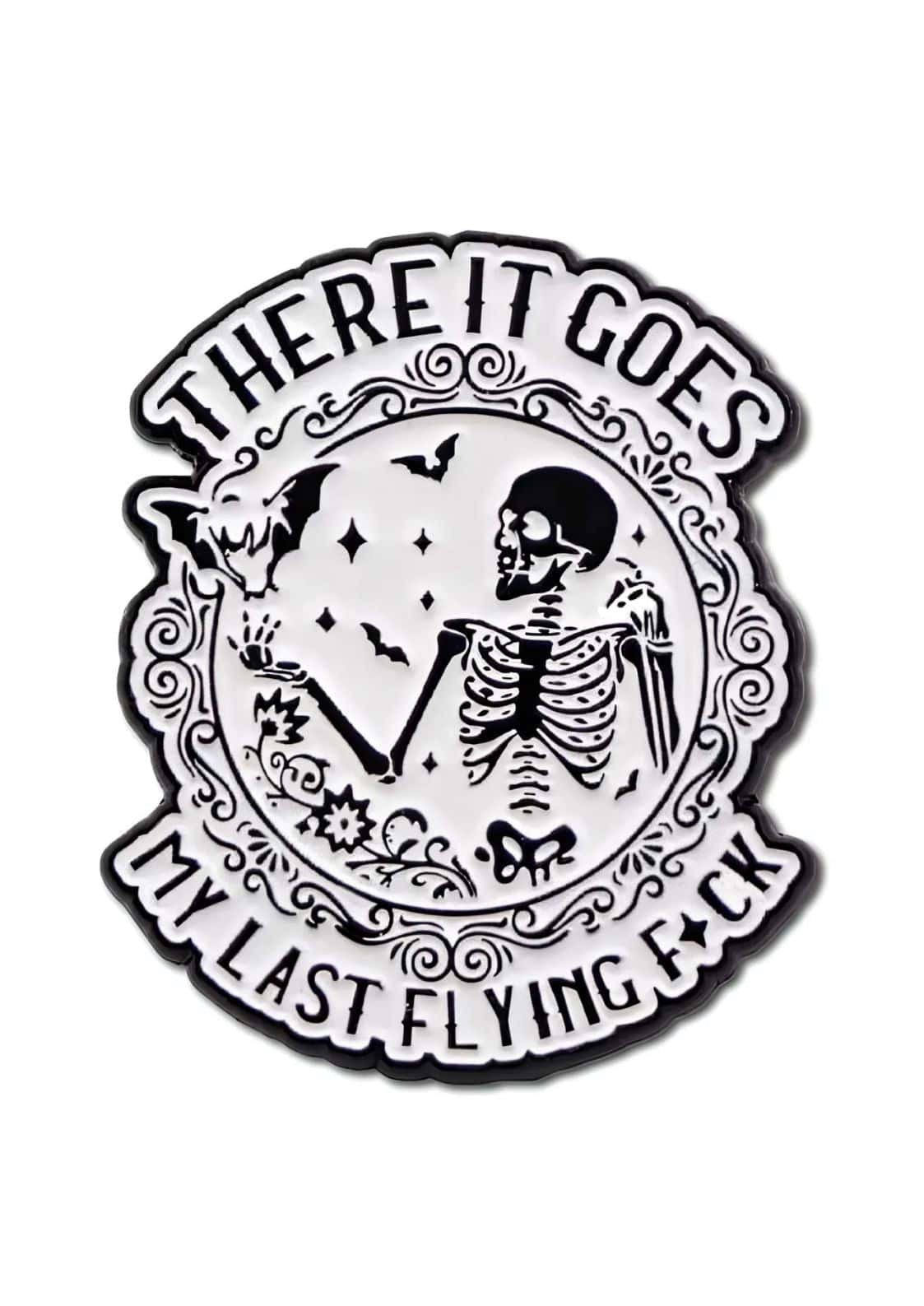 Weiß-schwarze Emaille-Anstecknadel mit einem Skelett und Fledermäusen.