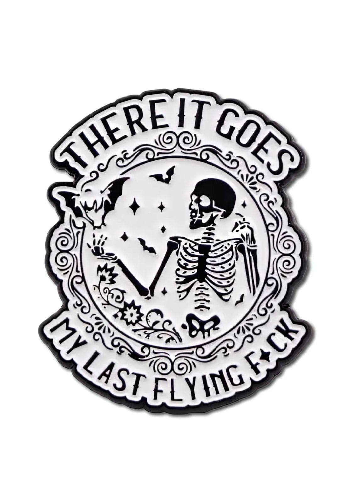 Weiß-schwarze Emaille-Anstecknadel mit einem Skelett und Fledermäusen.