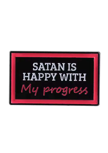 Schwarzes rechteckiges kupfer emailliertes zinn pin mit weißem text satan is happy with my progress und rotem rand