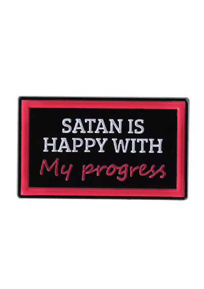Schwarzes rechteckiges Schild mit rotem Rand und weißen Text „Satan ist zufrieden mit meinem Fortschritt“