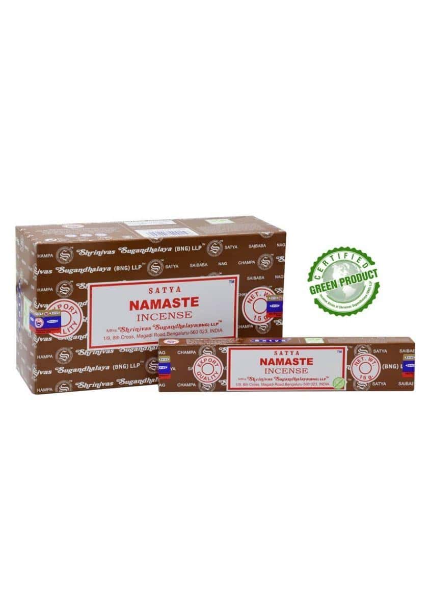 Braune kartonschachtel satya namaste räucherstäbchen mit weißem etikett und roten texten für gothic horror und dark fashion