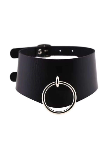 Schwarzer leder choker mit silbernem doppelt ring pendant als auffälliger gothic choker für alternative outfits
