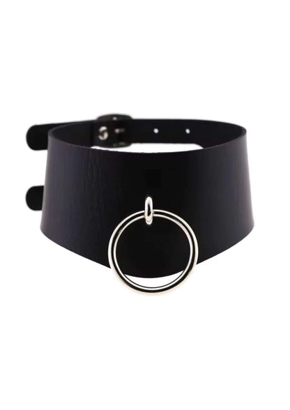 Schwarzer leder choker mit silbernem doppelt ring pendant als auffälliger gothic choker für alternative outfits