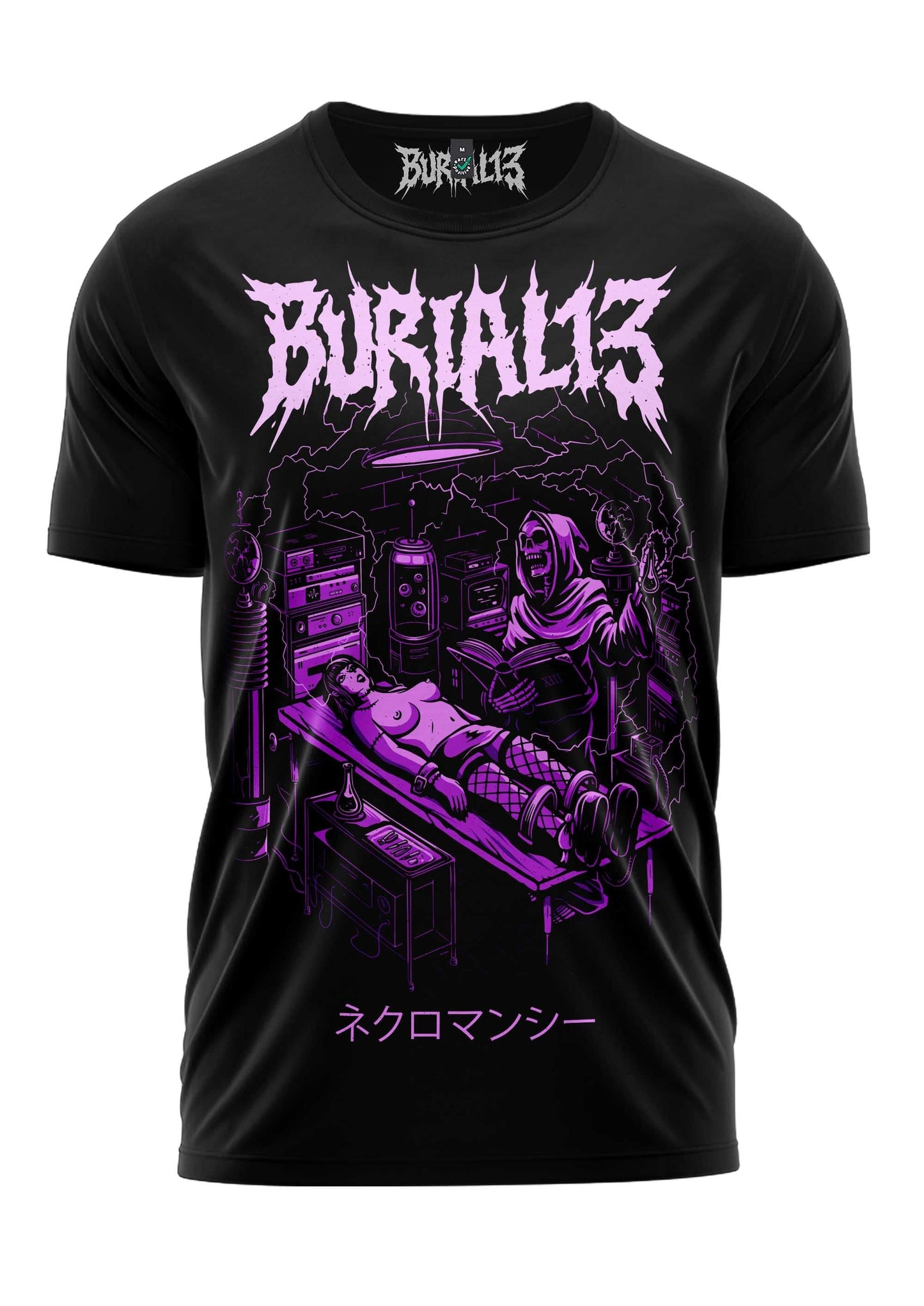 Schwarzes kurzärmliges T-Shirt mit einem lila Grafik eines Skeletts in einer Laborszene mit dem Bandnamen ’burial13’ und japanischem Text darunter.