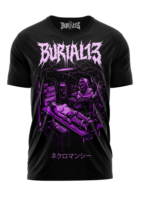 Schwarzes kurzärmliges T-Shirt mit einem lila Grafik eines Skeletts in einer Laborszene mit dem Bandnamen ’burial13’ und japanischem Text darunter.