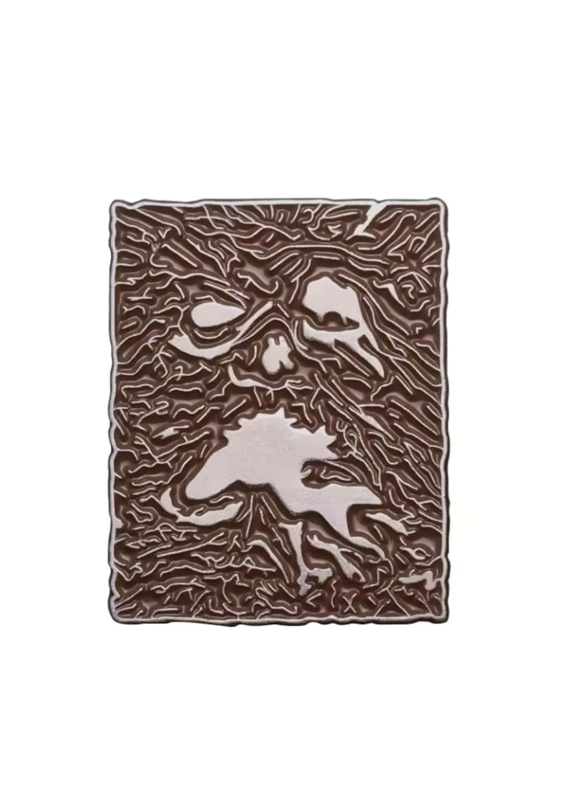 Braune metallische necronomicon 2 pin mit kunstvoll strukturierter gothic gesichtgestaltung und unregelmäßigem rahmen